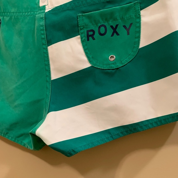 ROXY VINTAGE LOW RISE GREEN AND WHITE SHORT SHORTS - SIZE 3 (SMALL) - Picture 7 of 9
